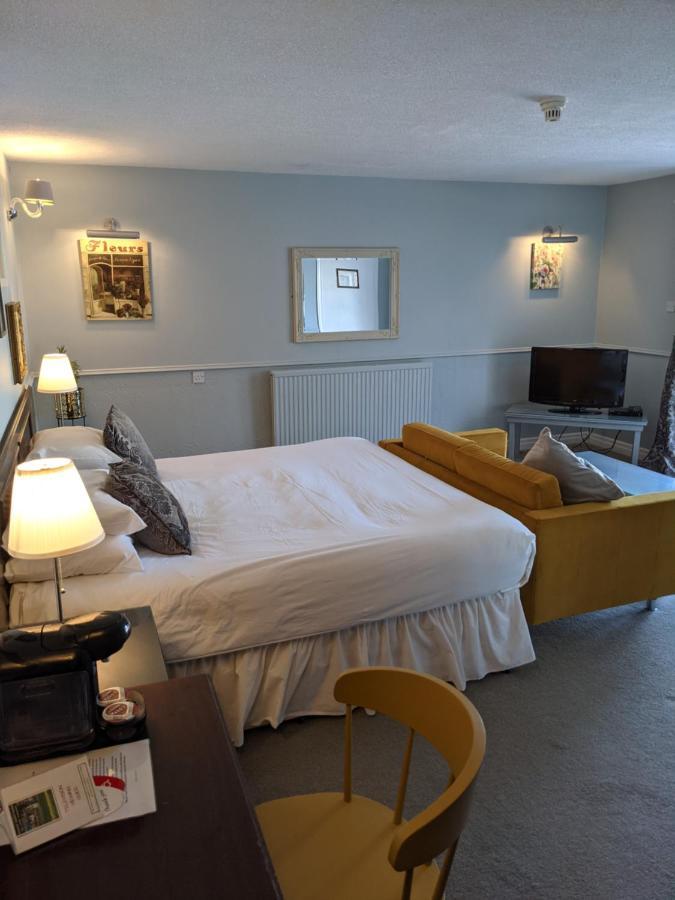 Manor Court Hotel Carnaby Buitenkant foto
